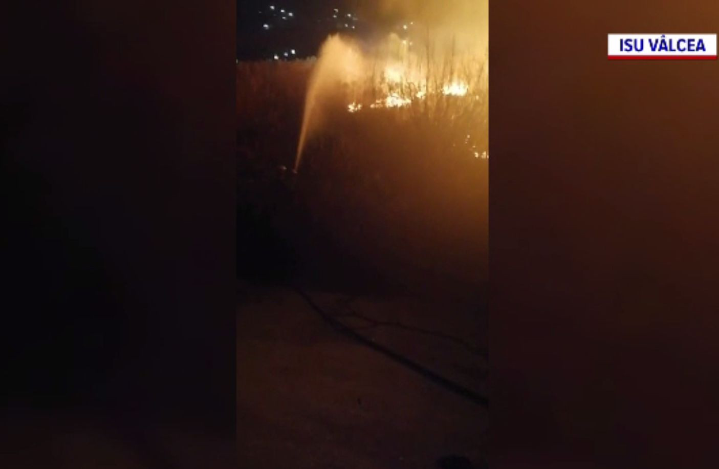 Incendiu pe malul râului Olănești. Focul a fost pus intenționat
