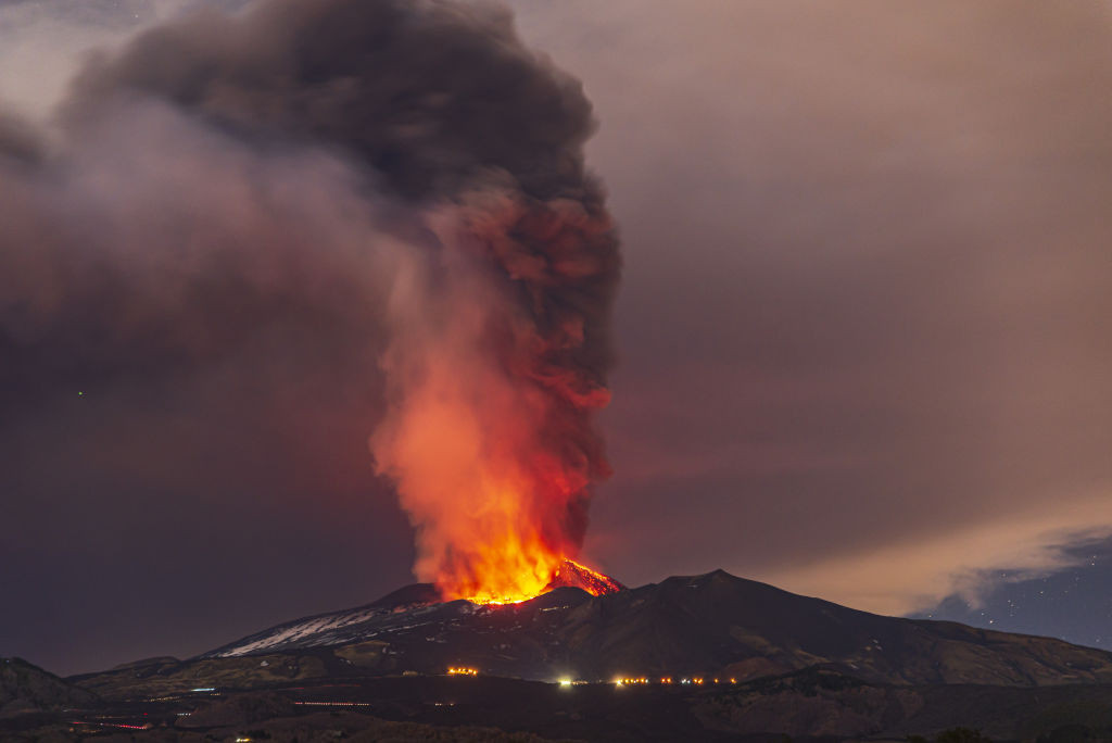Vulcanul Etna a erupt din nou. Imagini spectaculoase surprinse în Sicilia