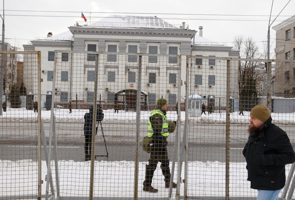 Rusia își evacuează diplomații din Ucraina, ”pentru a le proteja viețile și siguranța”