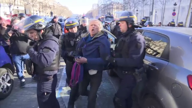 Incidente la protestul „Convoiul libertății” de la Paris. Polițiștii au tras cu gaze lacrimogene asupra manifestanților