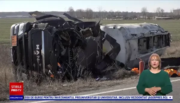 Cisternă încărcată cu motorină, răsturnată la ieşirea din Ploieşti. Sunt scurgeri de combustibil, iar şoferul este rănit