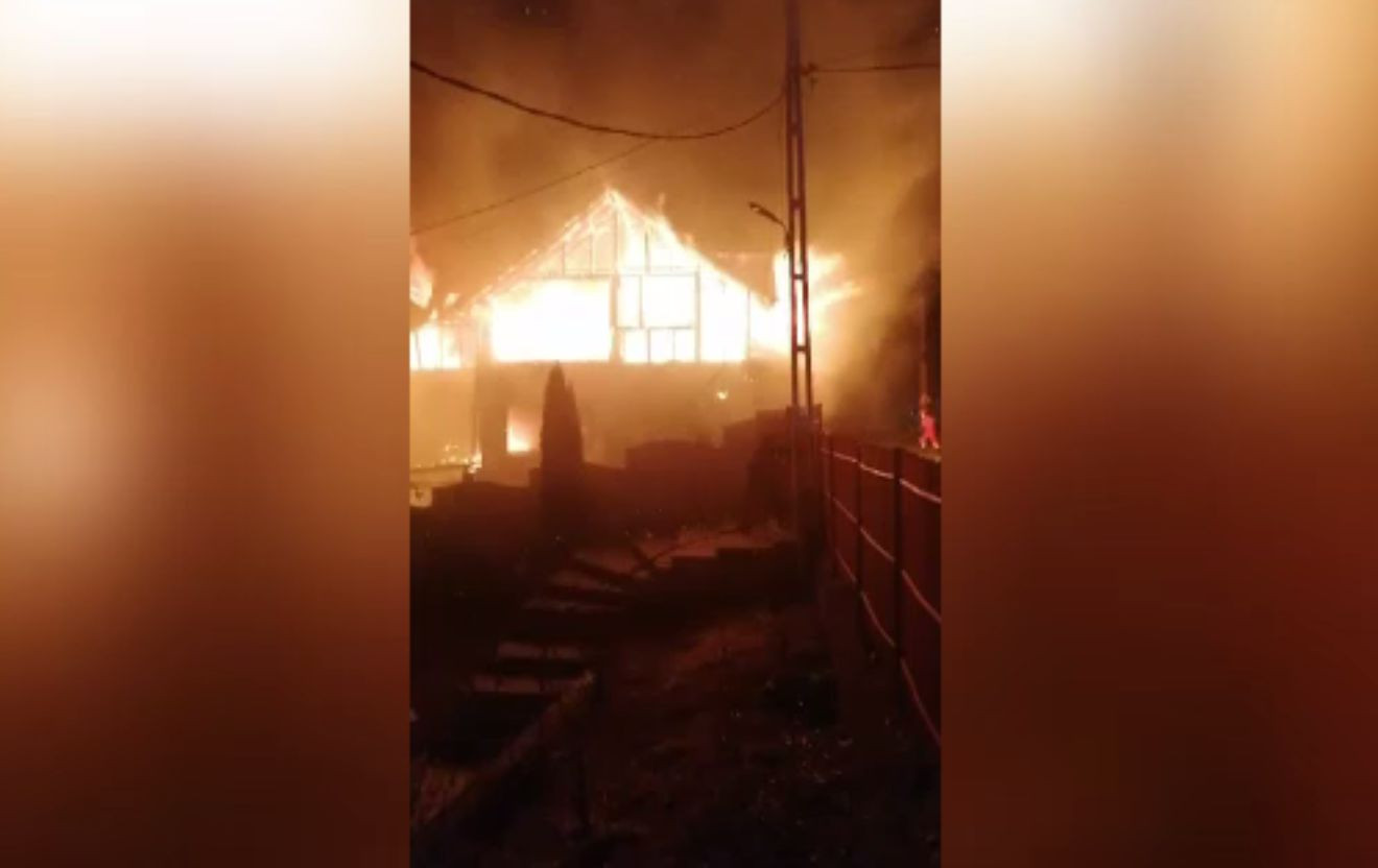 Familie cu doi copii rămasă pe drumuri, după ce un incendiu le-a mistuit casa, în Dragoslavele