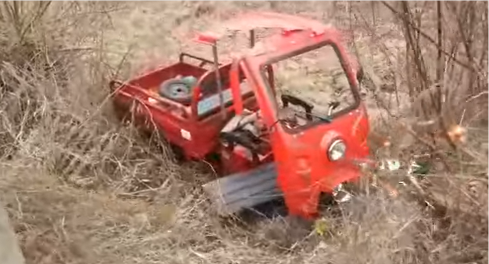 VIDEO Trei bătrâni din Dâmbovița care se plimbau cu un triciclu electric s-au răsturnat. Unul dintre ei a murit