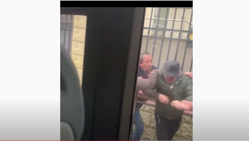 Un șofer de autobuz din Constanța s-a dat jos într-o stație și a bătut un călător care i-a reproșat că aștepta de 15 minute