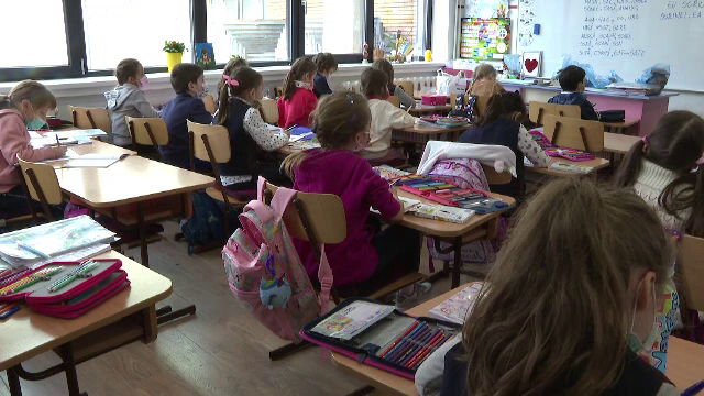 Elevii care stau acasă din cauza altor boli nu pot participa la cursuri online, precum cei cu Covid. Ce spun părinții