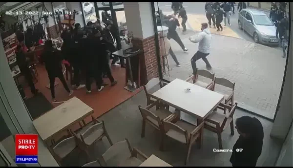 Incidente între suporterii Dinamo și cei ai echipei UTA Arad, chiar înaintea meciului