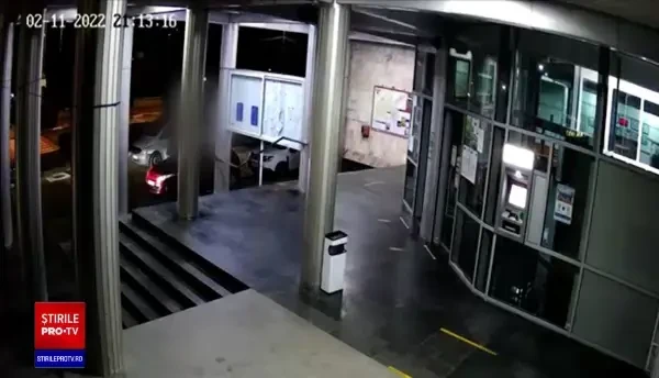 Interlopul care l-a bătut pe primarul din Mioveni în biroul acestuia, eliberat și plasat sub control judiciar