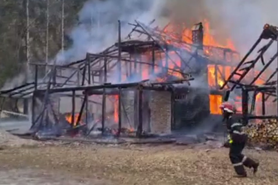 Incendiu devastator la o cabană din comuna argeșeană Bughea de Sus. Turiștii au sărit pe geam pentru a se salva