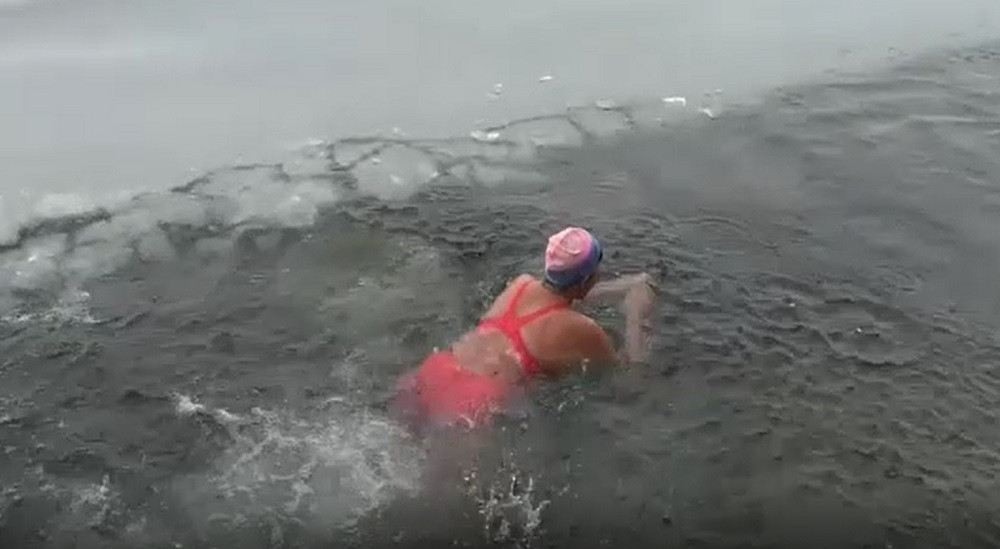 Câțiva chinezi înoată într-un lac din Beijing în fiecare zi, deși uneori apa e aproape înghețată