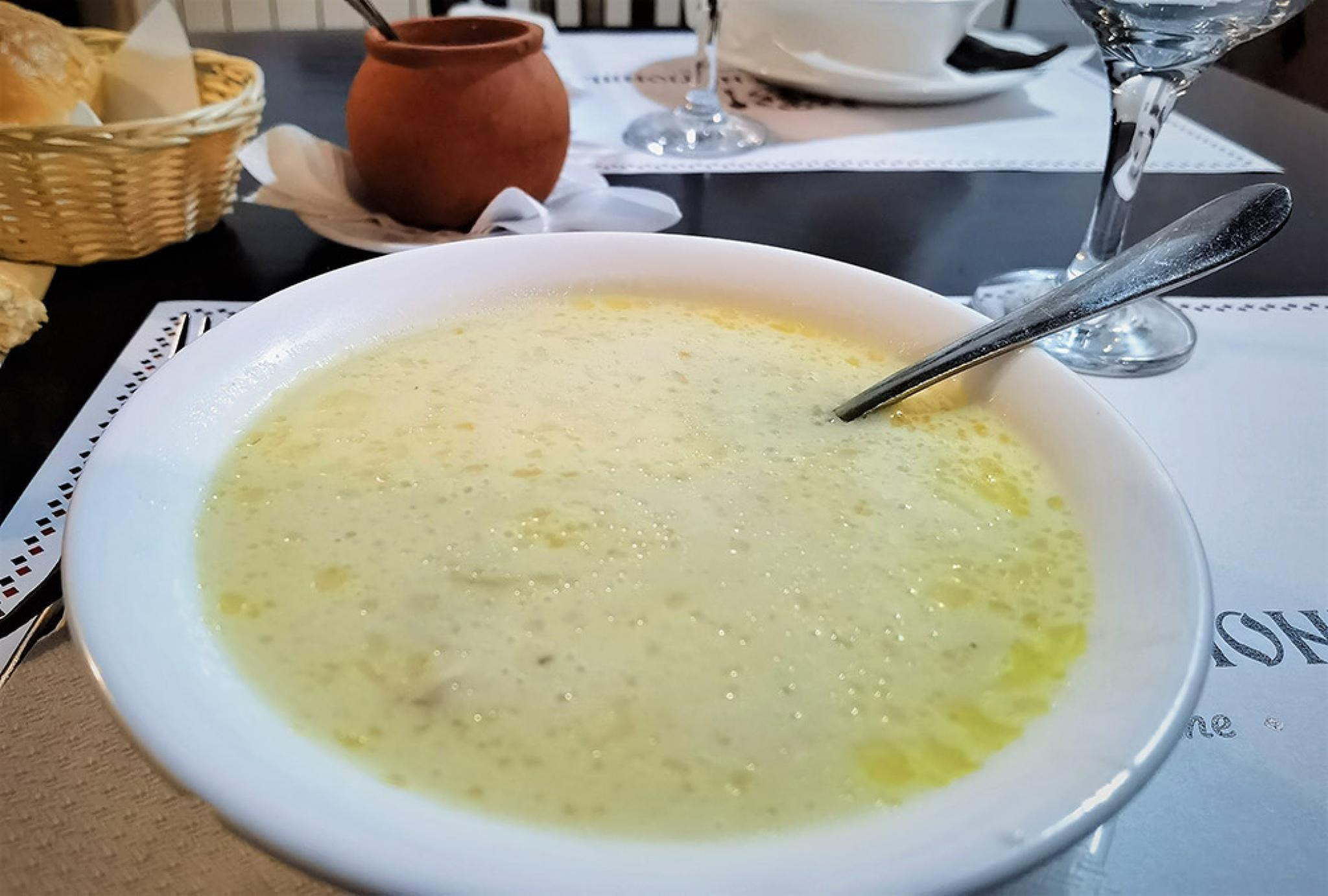 Prețurile la mâncare au explodat în Vama Veche și Mamaia. Cât costă o ciorbă sau o shaorma