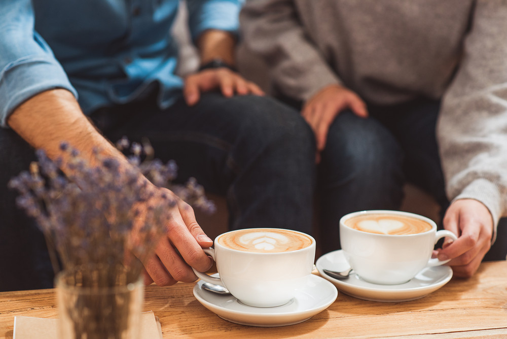 Bărbat bătut la o întâlnire, de un individ care se prezentase drept femeie. Polițiștii din Deva l-au reținut