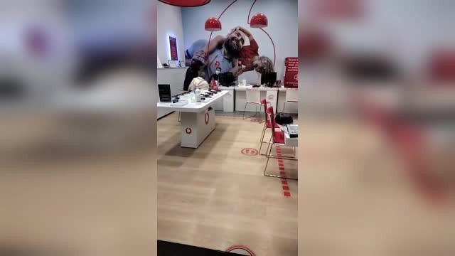 Femeie de 73 de ani, trântită la pământ de angajatul unei companii de telefonie. Agresorul, concediat pe loc