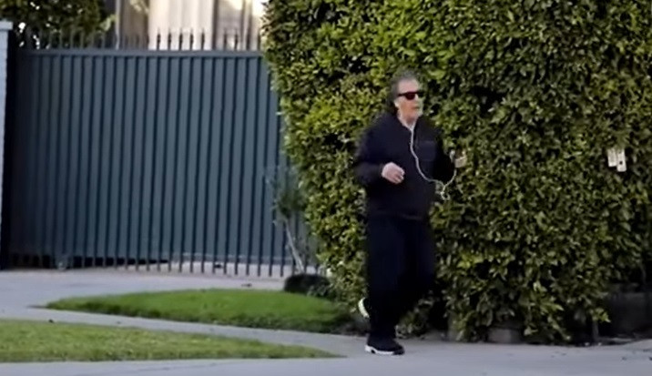 Video viral cu Al Pacino dansând pe străzile din Beverly Hills