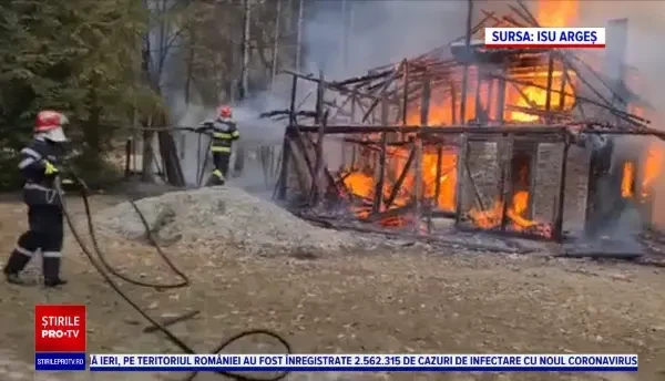 Incendiu devastator la o cabană din comuna argeșeană Bughea de Sus. Turiștii au sărit pe geam pentru a se salva