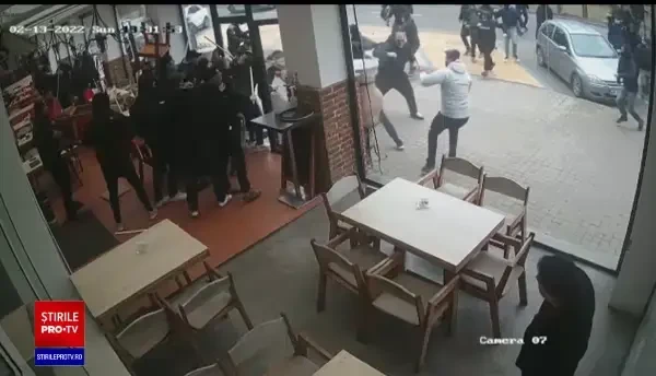 Incidente între suporterii Dinamo și cei ai echipei UTA Arad, chiar înaintea meciului