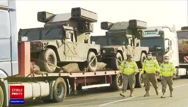 Încă un covoi cu blindate Stryker ajunge la Baza Kogălniceanu. Se transportă și sisteme antiaeriene Avenger