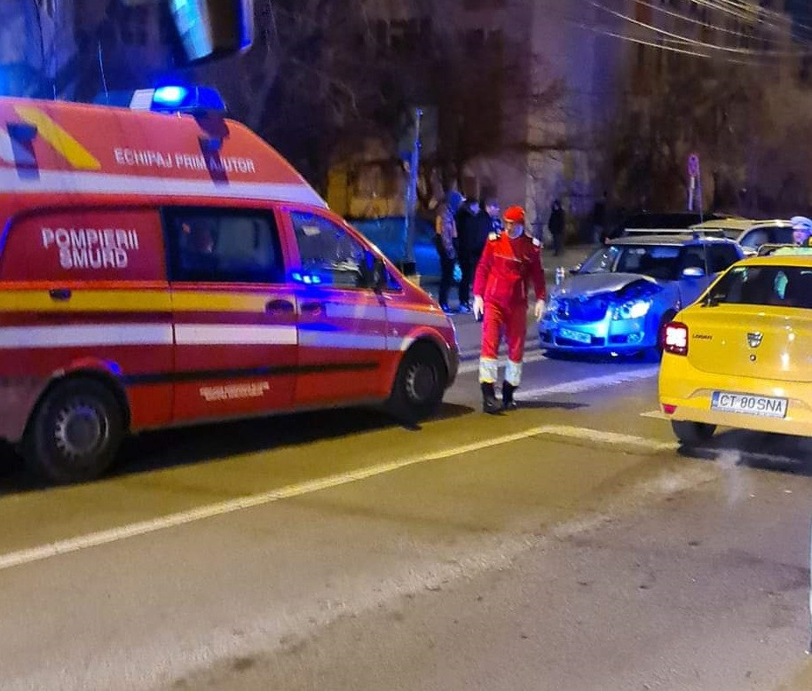 Un echipaj SMURD care trebuia să acorde îngrijiri unei mame și copilului ei implicați într-un accident, lovit de o mașină