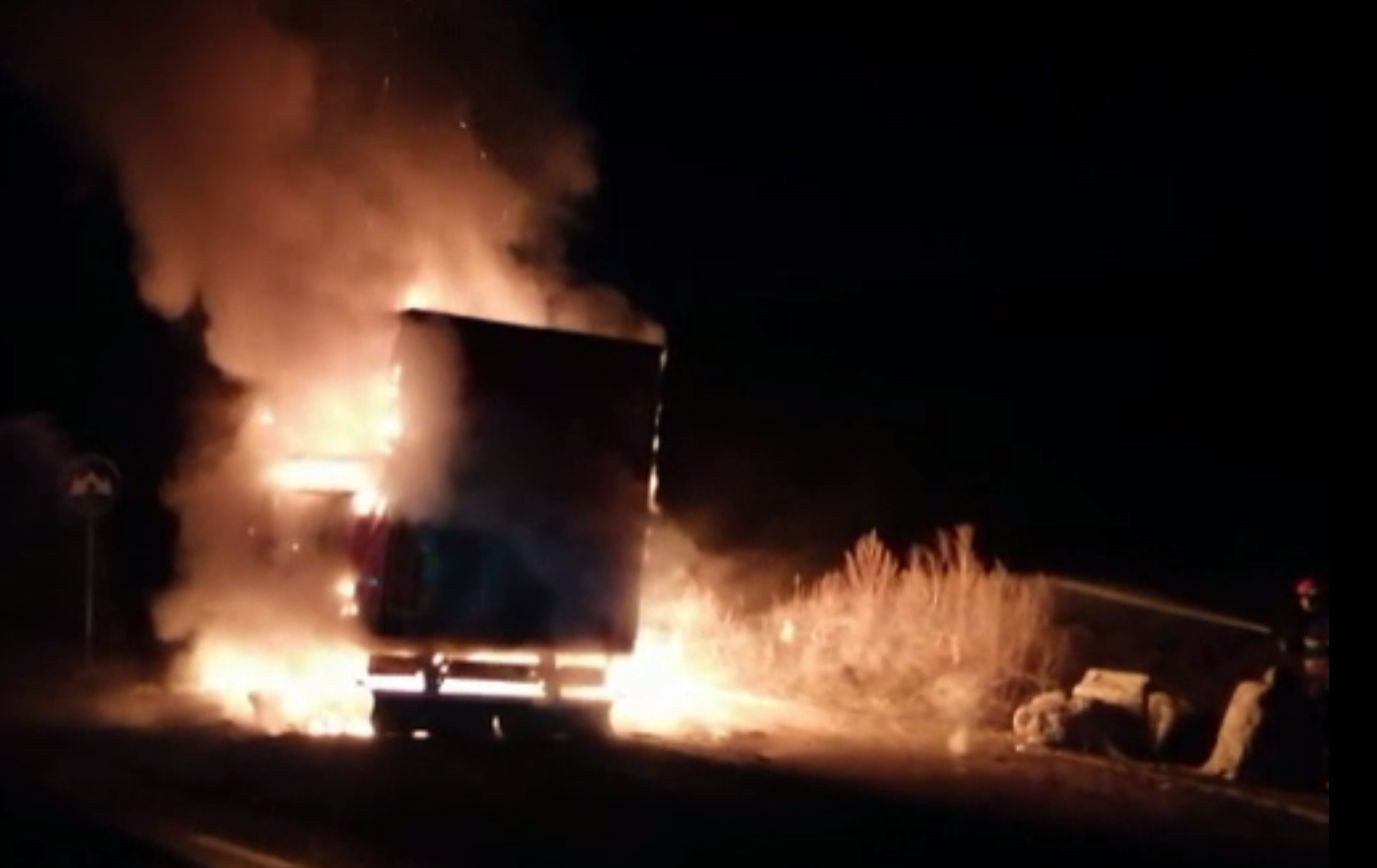Un camion plin cu marfă s-a făcut scrum, în Suceava. Focul a pornit de la frânele încinse