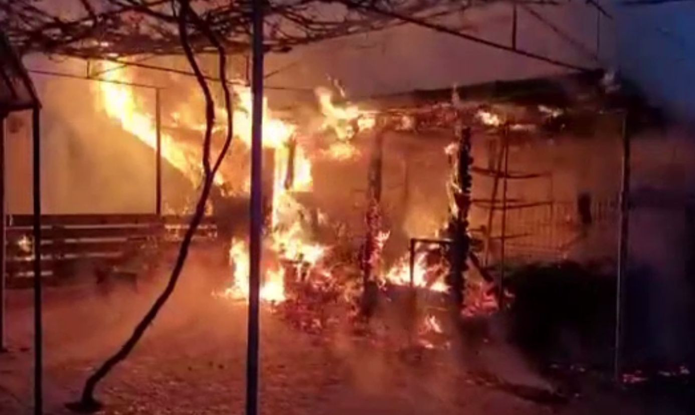 Incendiu provocat de un scurtcircuit, la Fălticeni. Pompierii s-au luptat cu flăcările, dar și cu vântul