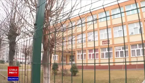 Elev din Turda, bătut cu pumnii și picioarele de profesorul de matematică. Băiatul și-ar fi folosit telefonul în timpul orei