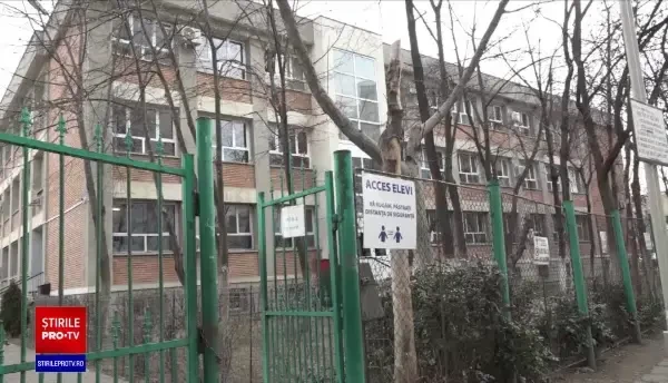 Două eleve au ajuns la spital după ce un coleg a pulverizat spray paralizant în școală, ca să se distreze