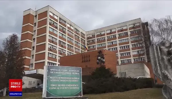 Un băiețel de 2 ani și-a prins mâna într-o mașină electrică de tocat carne. „Două degete au trebuit amputate”