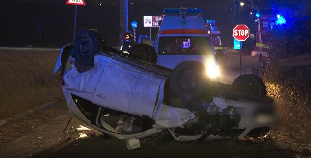 O mașină s-a răsturnat în apropierea orașului Turda. Două persoane au fost transportate la spital