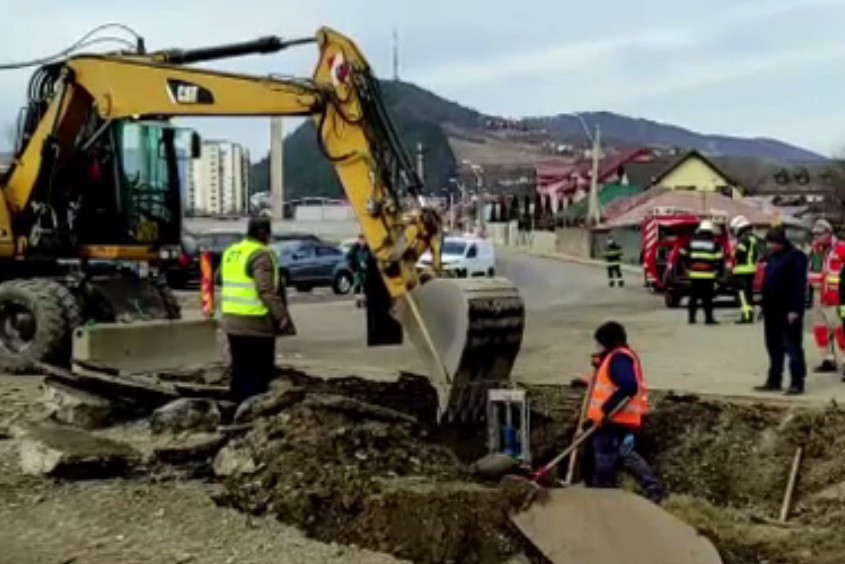 Pericol de explozie în Piatra Neamț, după ce o țeavă de gaze a fost spartă de un excavator