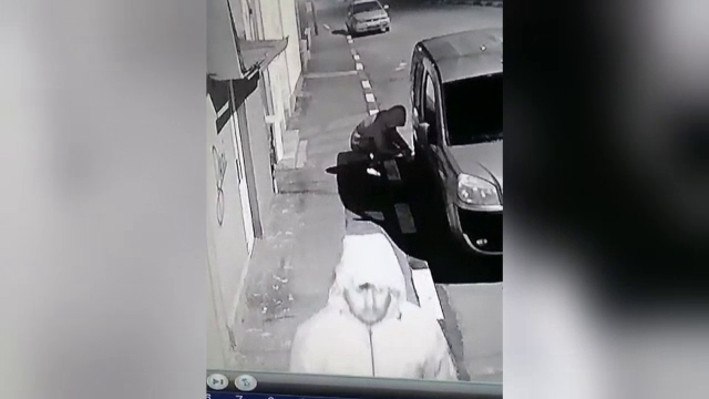 Doi indivizi, filmați când înțeapă cu cuțitul anvelopa unei mașini