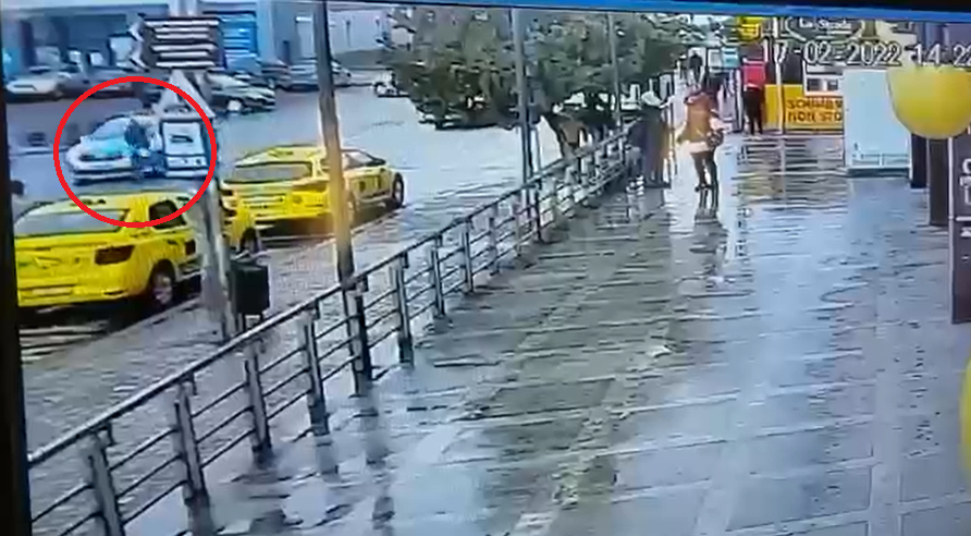 VIDEO Un adolescent din Bacău a fost lovit de o mașină a poliției în timp ce traversa în fugă trecerea de pietoni