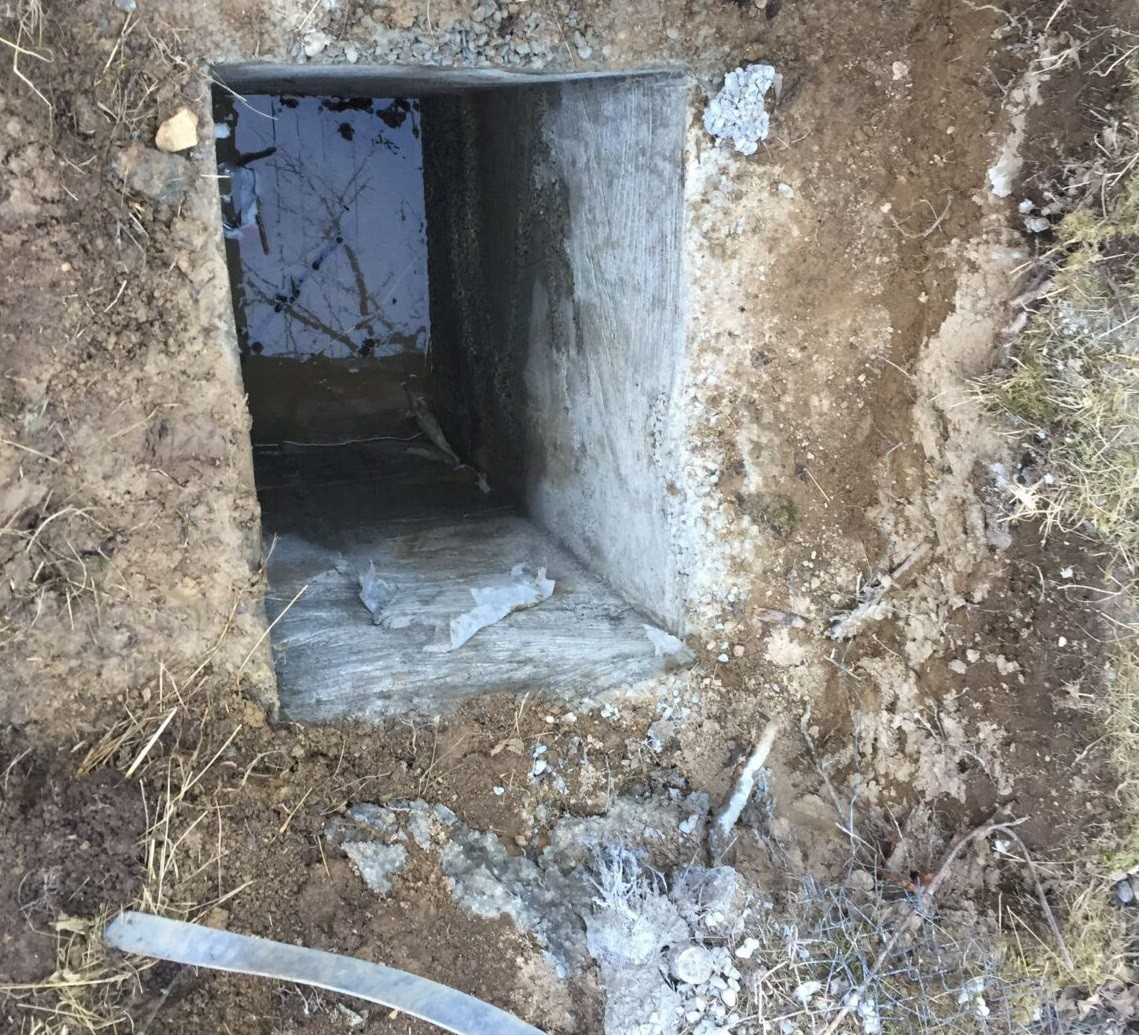 Un bărbat și-a descoperit fratele mort într-o groapă adâncă de doi metri, în Neamț