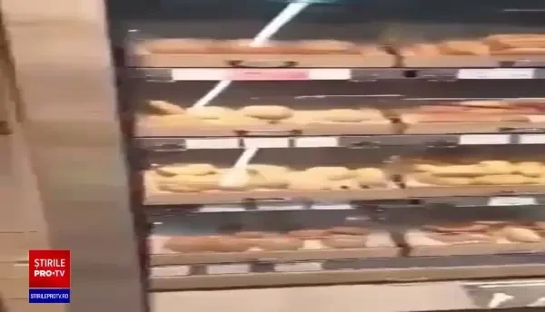 Șoarece surprins la raionul de patiserie a unui supermarket din Buzău. Magazinul a fost amendat cu 10.000 de lei