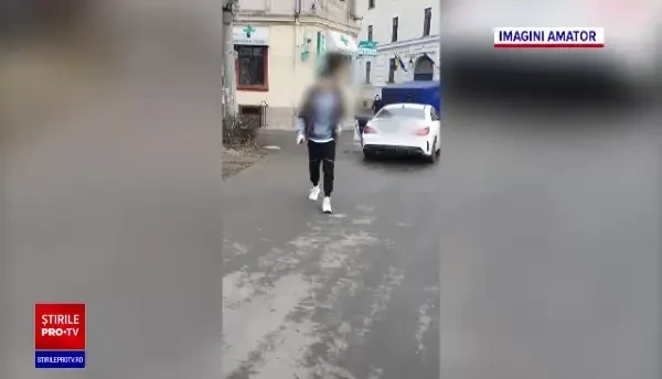 VIDEO. Un șofer a coborât din mașină și a scuipat un pieton care aștepta să traverseze