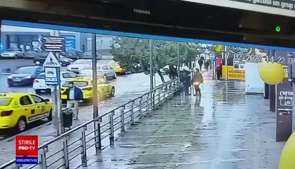 VIDEO Un adolescent din Bacău a fost lovit de o mașină a poliției în timp ce traversa în fugă trecerea de pietoni