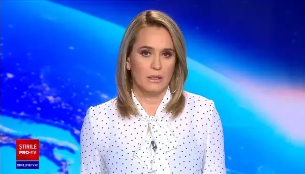 VIDEO Un adolescent din Bacău a fost lovit de o mașină a poliției în timp ce traversa în fugă trecerea de pietoni