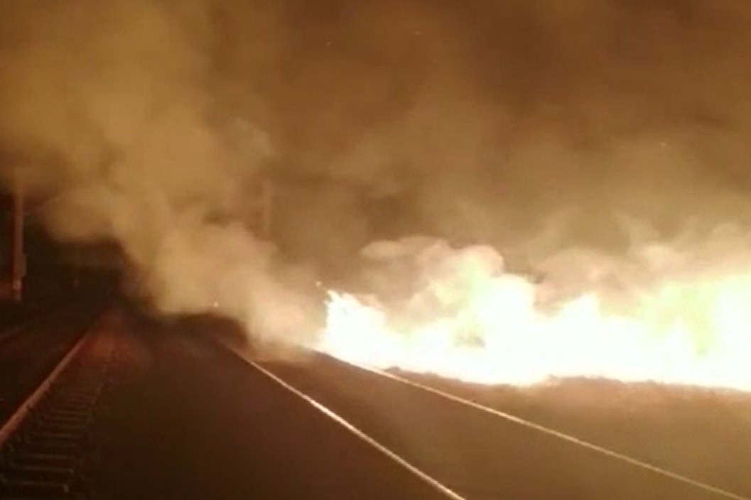 Incendiile de vegetație din Prahova au dat peste cap circulația feroviară. Trei trenuri au întârziat din cauza flăcărilor