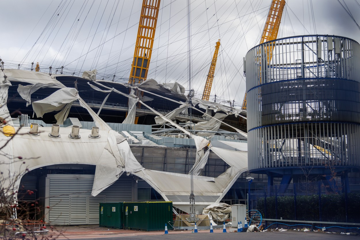 VIDEO Marea Britanie și Irlanda, lovite de furtuna Eunice. O parte a acoperișului O2 Arena din Londra a fost distrus