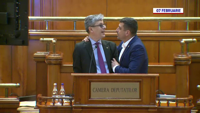 Parlamentarii au decis ca sala de ședință să fie împărțită pe zone ca să nu mai fie hărțuiţi și bruscați la tribună