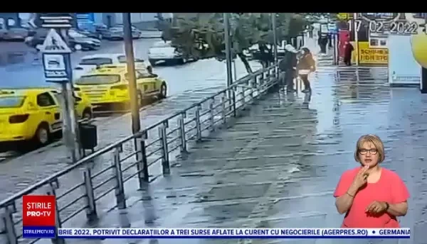 VIDEO Un adolescent din Bacău a fost lovit de o mașină a poliției în timp ce traversa în fugă trecerea de pietoni