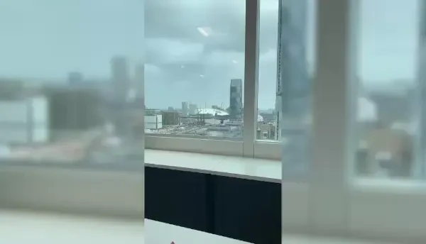 VIDEO Marea Britanie și Irlanda, lovite de furtuna Eunice. O parte a acoperișului O2 Arena din Londra a fost distrus