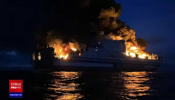 Un feribot cu zeci de români la bord a luat foc în Grecia. 12 oameni sunt blocați pe vas. Mărturiile românilor