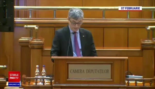 Parlamentarii au decis ca sala de ședință să fie împărțită pe zone ca să nu mai fie hărțuiţi și bruscați la tribună