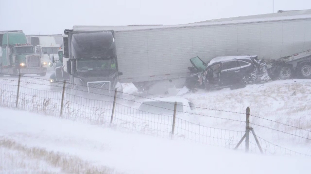 Peste 100 de mașini s-au ciocnit pe o autostradă în SUA. Mulți oameni și-au părăsit vehiculele de teamă