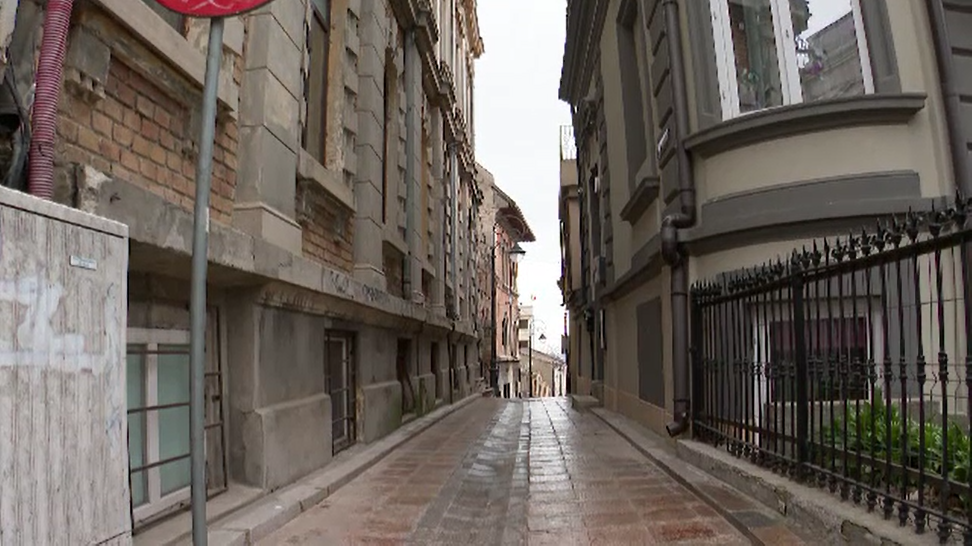 O stradă unică în România și-ar putea recăpăta farmecul. Artera e îngustă și concurează cu "Strada Sforii" din Brașov