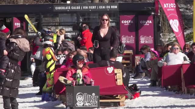 Românii s-au bucurat de vreme frumoasă la munte. Mulți au urcat pe jos până la vârful Postăvaru