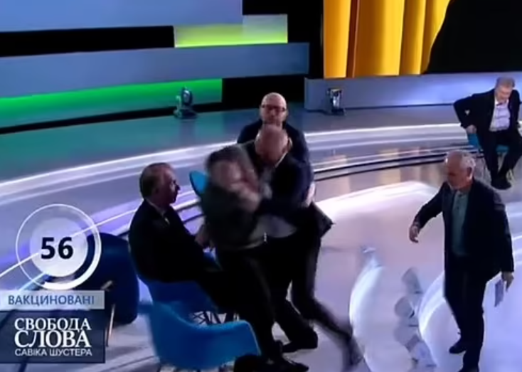 VIDEO Un jurnalist ucrainean a luat la bătaie un politician pro-rus în timpul unei emisiuni live