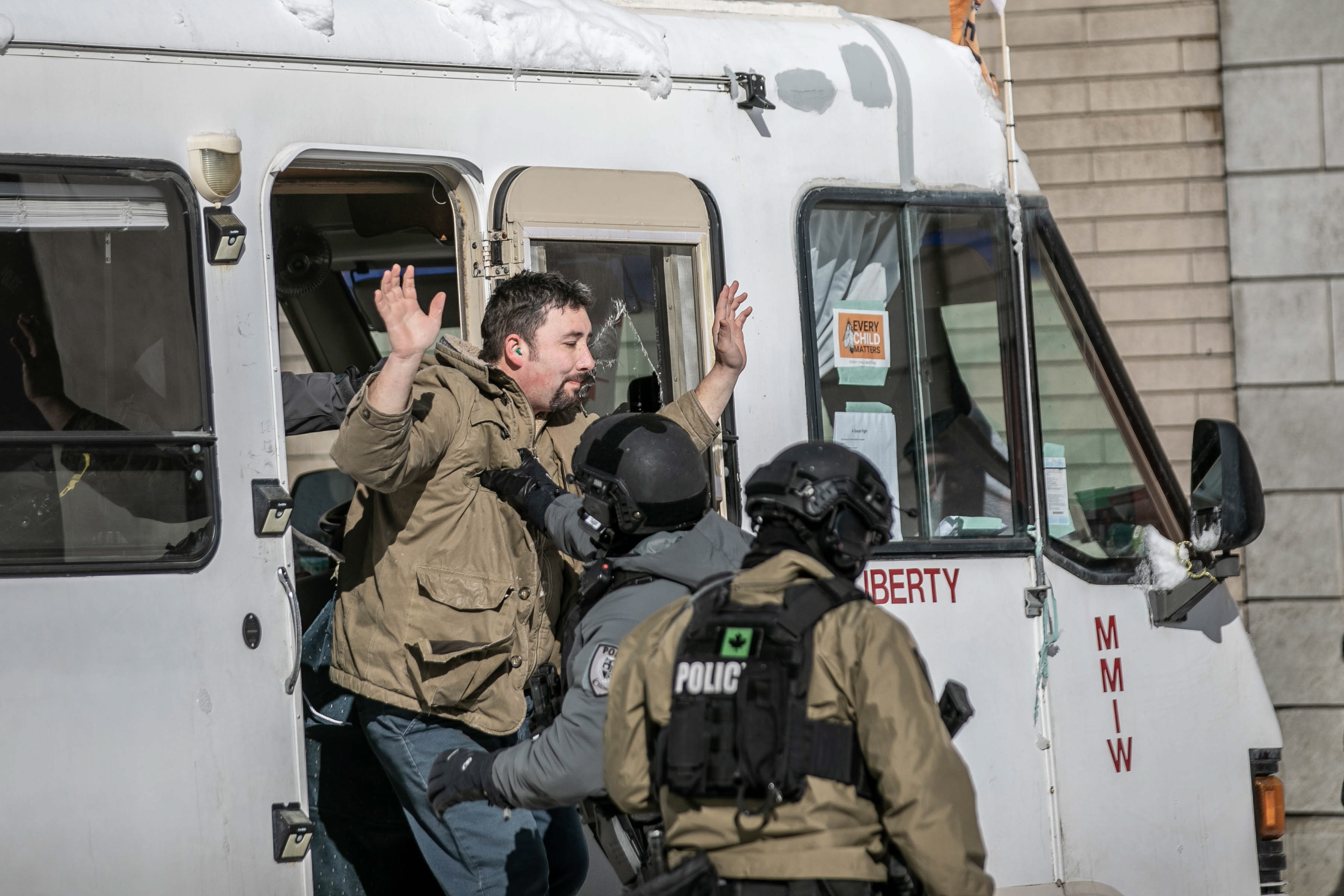 Proteste violente în Canada, față de restricțiile Covid-19. Poliția a spart geamurile camioanelor