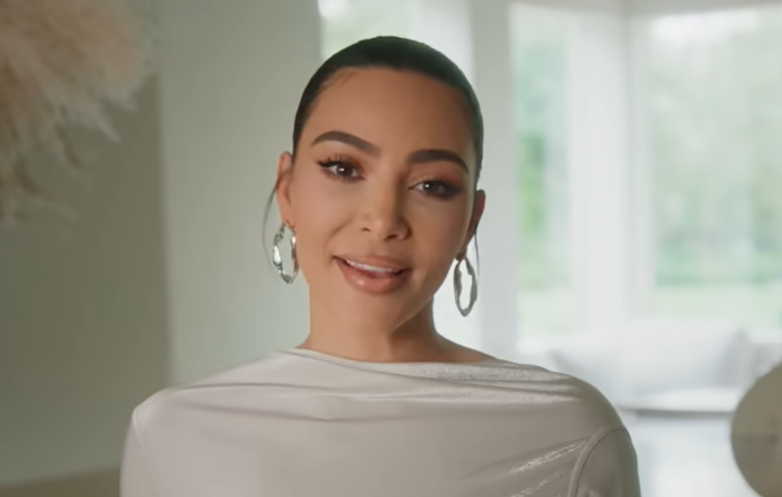VIDEO Cum arată casa lui Kim Kardashian. Are o grădină imensă, un teren de basket și trei mașini de lux