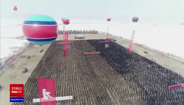 Kim Jong Un a săpat pe șantierul unei noi ferme, în uralele soldaților fericiți să îl vadă