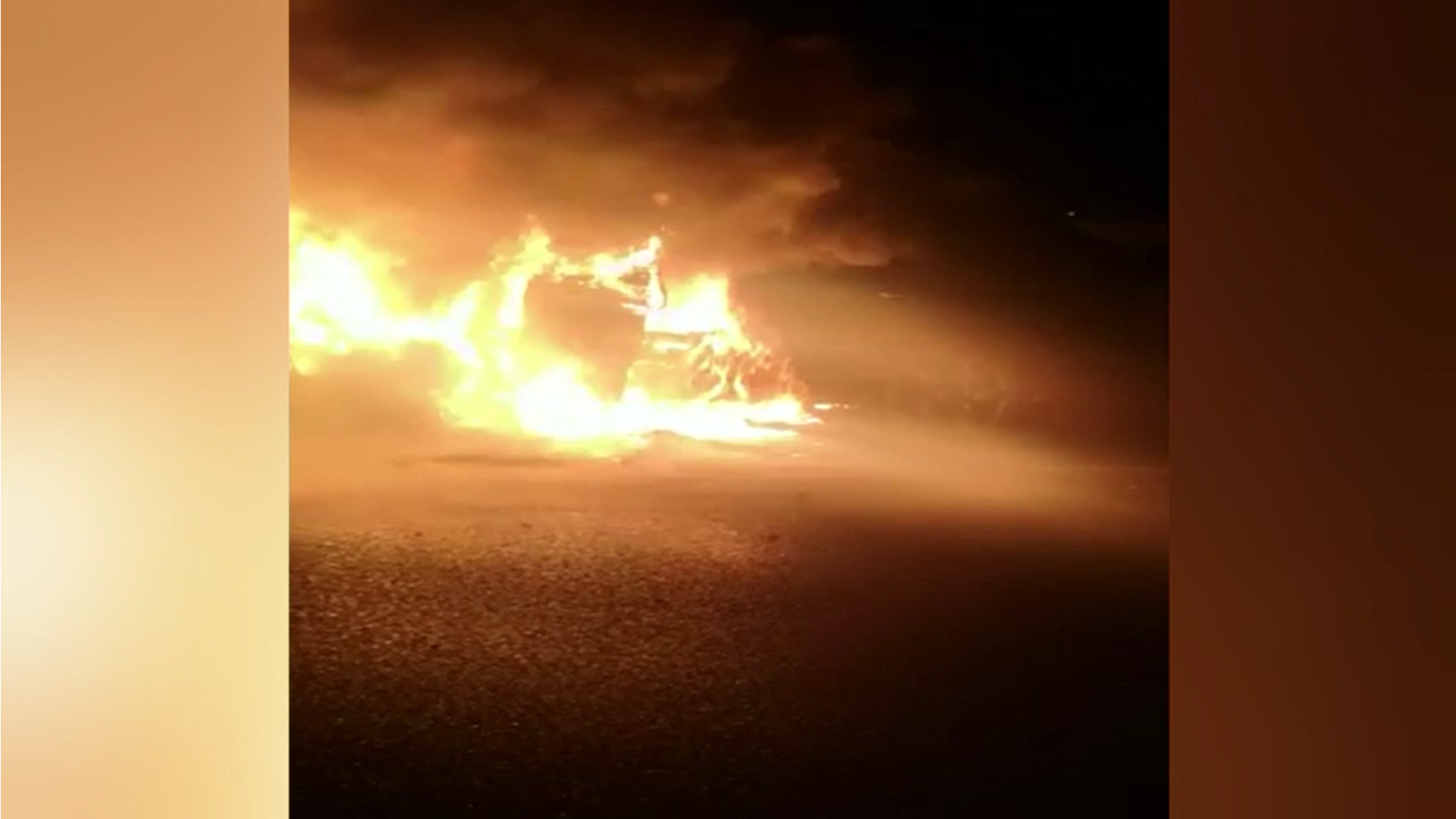 O maşină a fost înghițită de flăcări, pe o șosea din Suceava, la scurt timp după ce șoferul a ieșit din autoturism